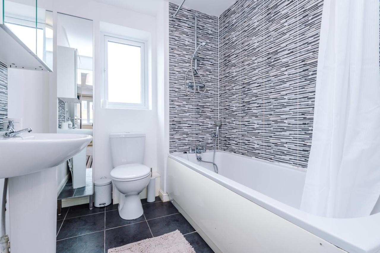 Chic 2 Bed House With Garden & Free Parking Villa Manchester Exteriör bild